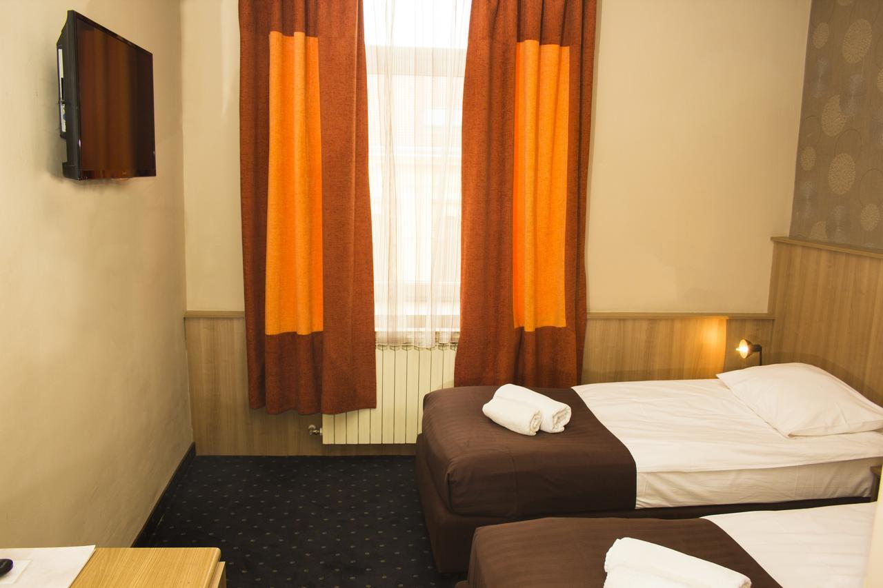 Hotel Admiral Вінковці Екстер'єр фото